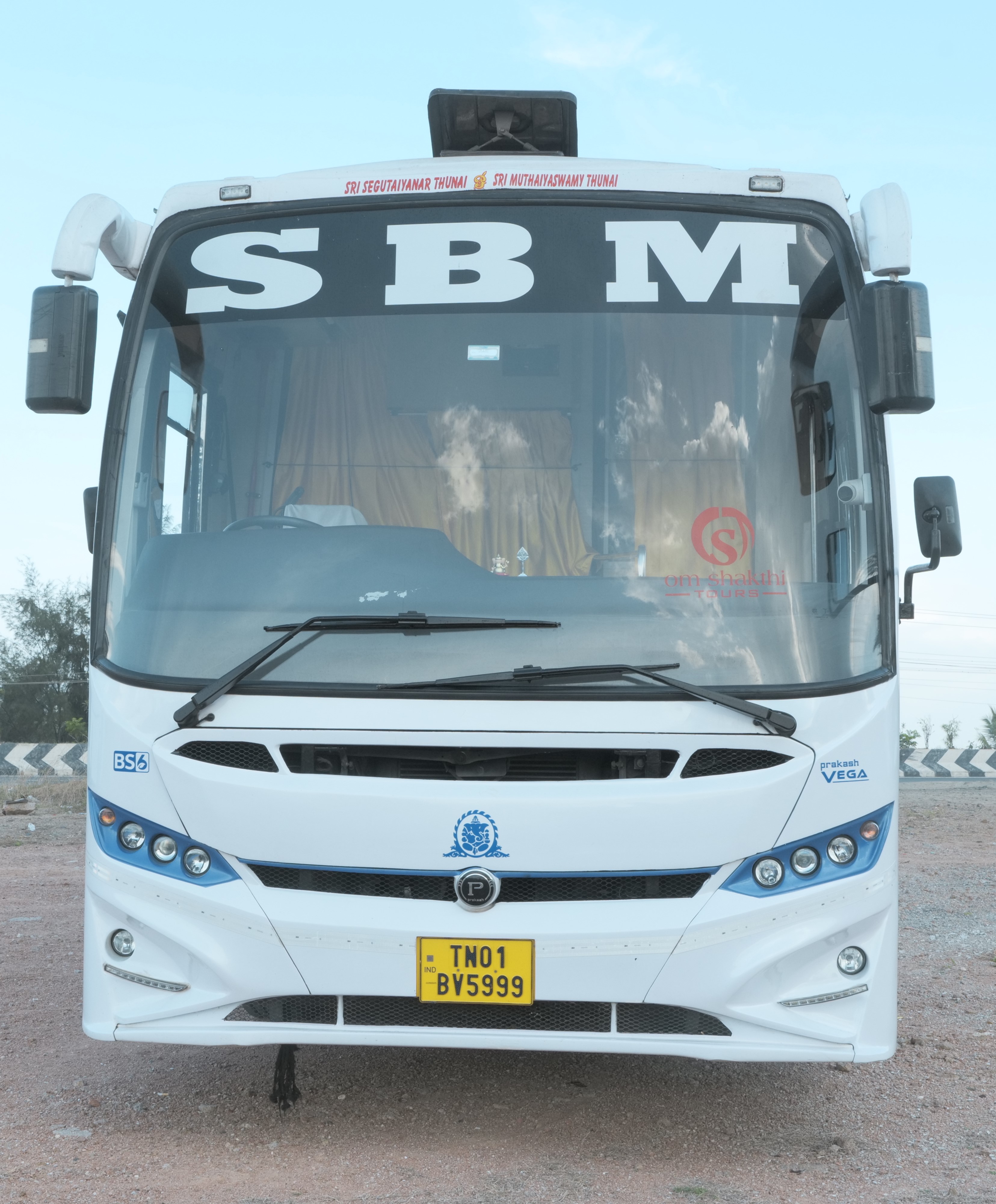 Group tour with Urbania van rental